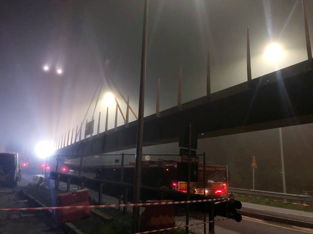 StradeAnas's tweet photo. #Lombardia #SS340 dir “Regina”: completato il varo della passerella ciclopedonale lungo il ponte sul Mera a Sorico (CO)
▶️ con un giorno di anticipo rispetto al cronoprogramma lavori iniziale
▶️ in corso le finiture sulla struttura
Info al link ⤵️
https://t.co/H0tZIHJRlT https://t.co/DT1UdKFVzg