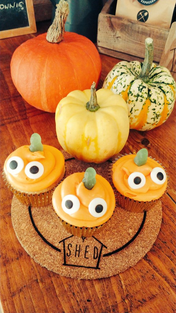 Who loves Halloween? 🙋🏽‍♀️#pumpkin #cupcakes #yshed