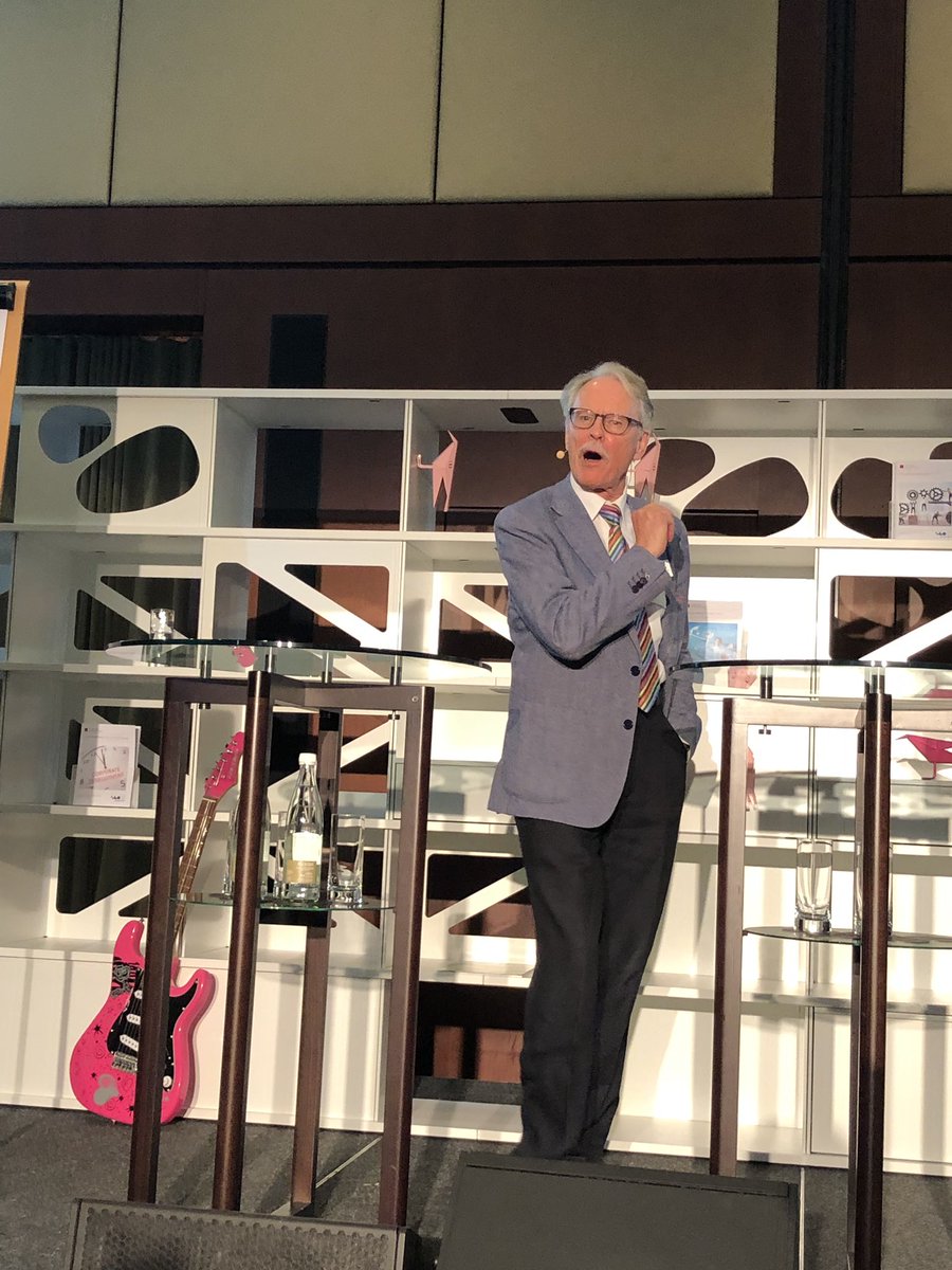 stjst's tweet photo. Abschlussfeuerwerk bei der SGO Herbsttagung mit Bruno S. Frey, Top-Ökonom, über die wichtigsten Erkenntnisse der Glücksforschung #sgoHT2019 https://t.co/o3wsztNerr