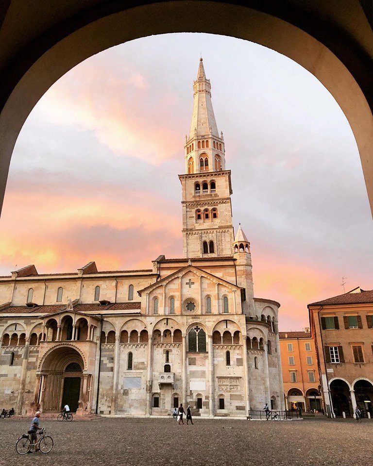 Modène est synonyme de moteurs et voitures, de bonne cuisine, d'architecture et d'opéra 
Découvrons ensemble cette ville  site UNESCO

👉 bit.ly/Modene-fr

👉  bit.ly/Modena_in_3_mi…

<a href="/ERTourism/">inEmiliaRomagna</a>

Photo by: ilnicos
instagram.com/p/B0rLI7cI8SY/

#TreasureItaly