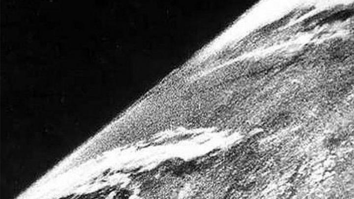 NASAhistory's tweet photo. Look!

This is the 1st photo of Earth taken from the upper atmosphere!

#OTD in 1946, a 35 mm camera launched atop a V-2 rocket, snapping a series of photos before falling back to Earth. 

Image Credit: @JohnsHopkins Applied Physics Laboratory https://t.co/Dn6e1Bya5J