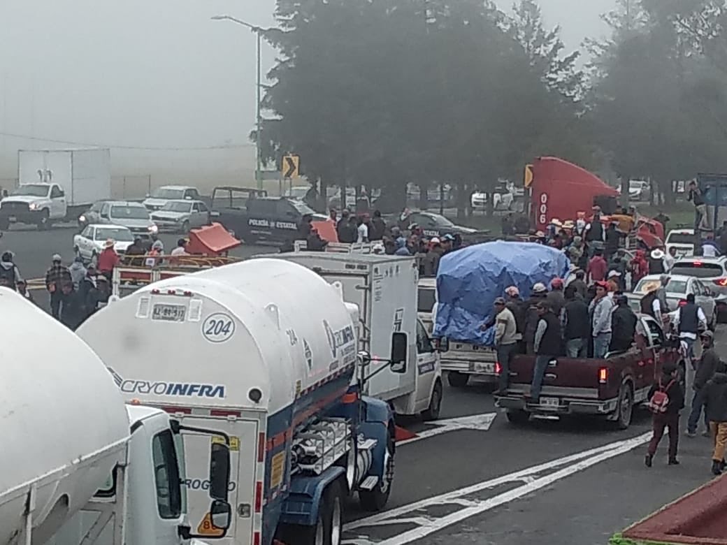 SS_Edomex's tweet photo. ⚠️ Atención⚠️ El @C5Edomex de la @SS_Edomex registra #bloqueo en la caseta Toluca Atlacomulco El Dorado. Tome sus precauciones. https://t.co/rgN7gblXLV