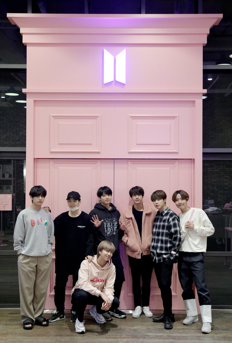 trivia_rs's tweet photo. RM's MULLET IS NO JOKE....
💛🌟🌈

#MAMAVOTE #BTS @BTS_twt https://t.co/vpf9YcvNu3
