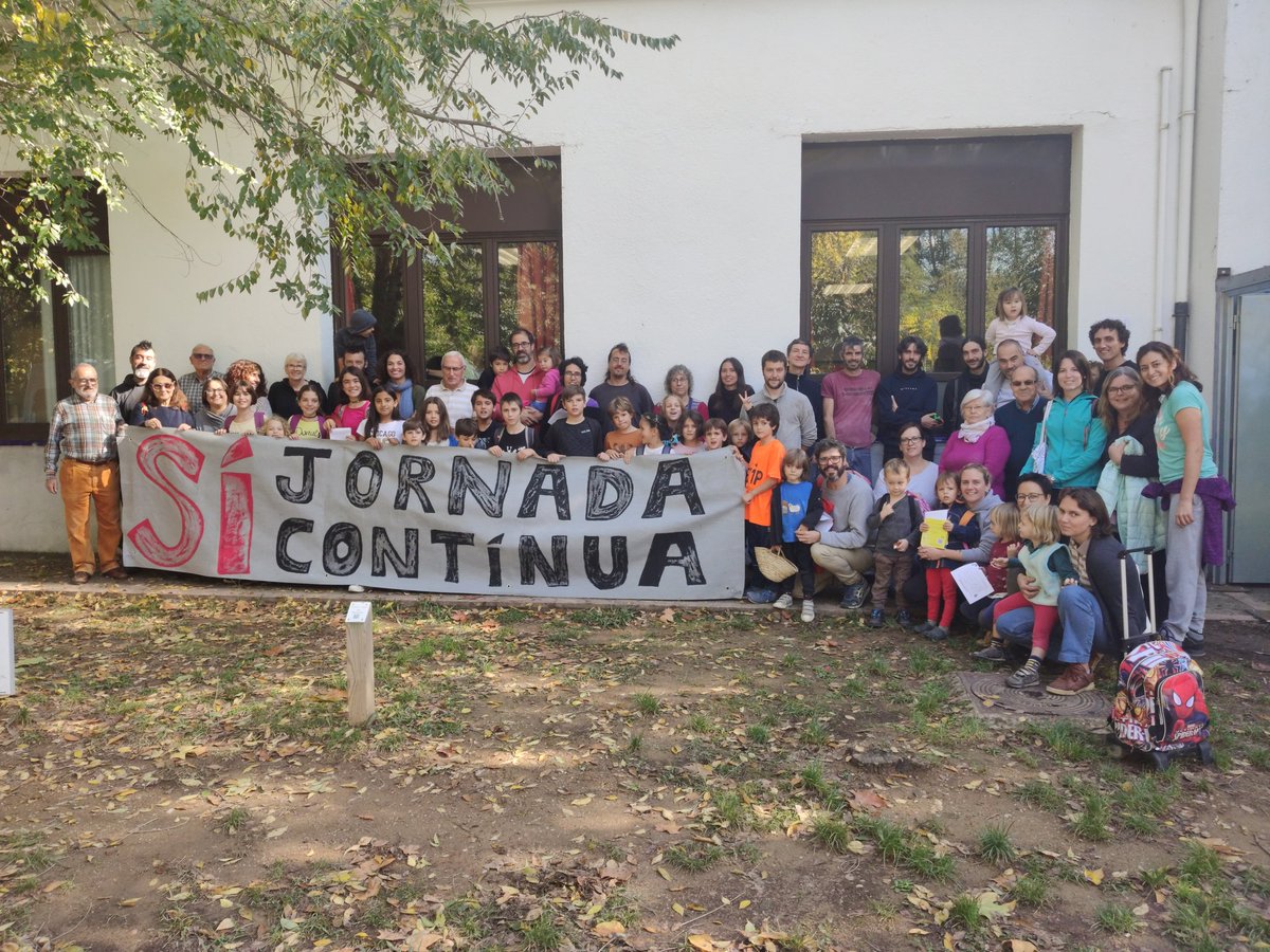 EFinestres's tweet photo. #24OctManiJornadacontinuaA
A l'escola Finestres de Mieres volem seguir fent jornada contínua. Alumnes, famílies, ajuntament i mestres ens hem fet una foto avui 24 d'octubre de 2019 👏👏👏👏 per donar suport a la proposta. https://t.co/JynFklUDGV