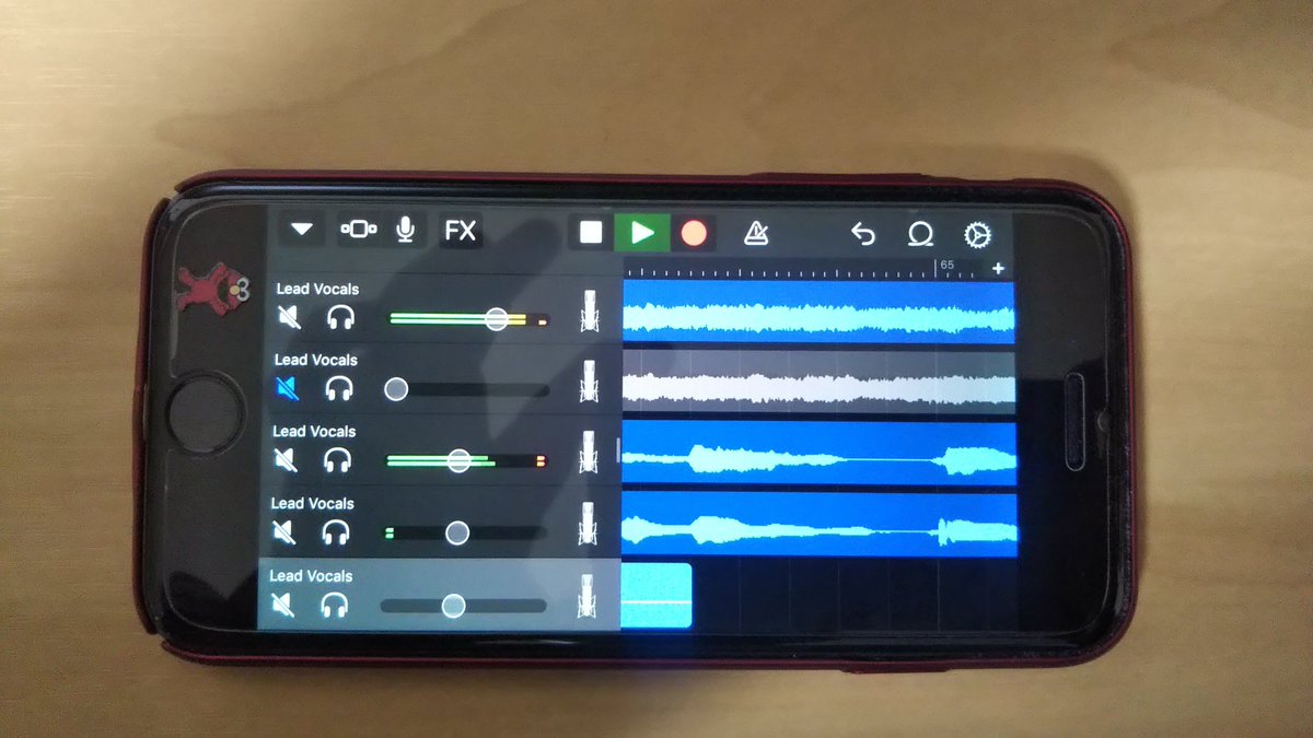 さとし Iphoneの Garage Band という音楽制作アプリが面白い カラオケに自分の歌を録音 ハモりをミックスして遊んでる プリセットでいろんなループ音源も収録されているので 一から音楽が作れそうだ