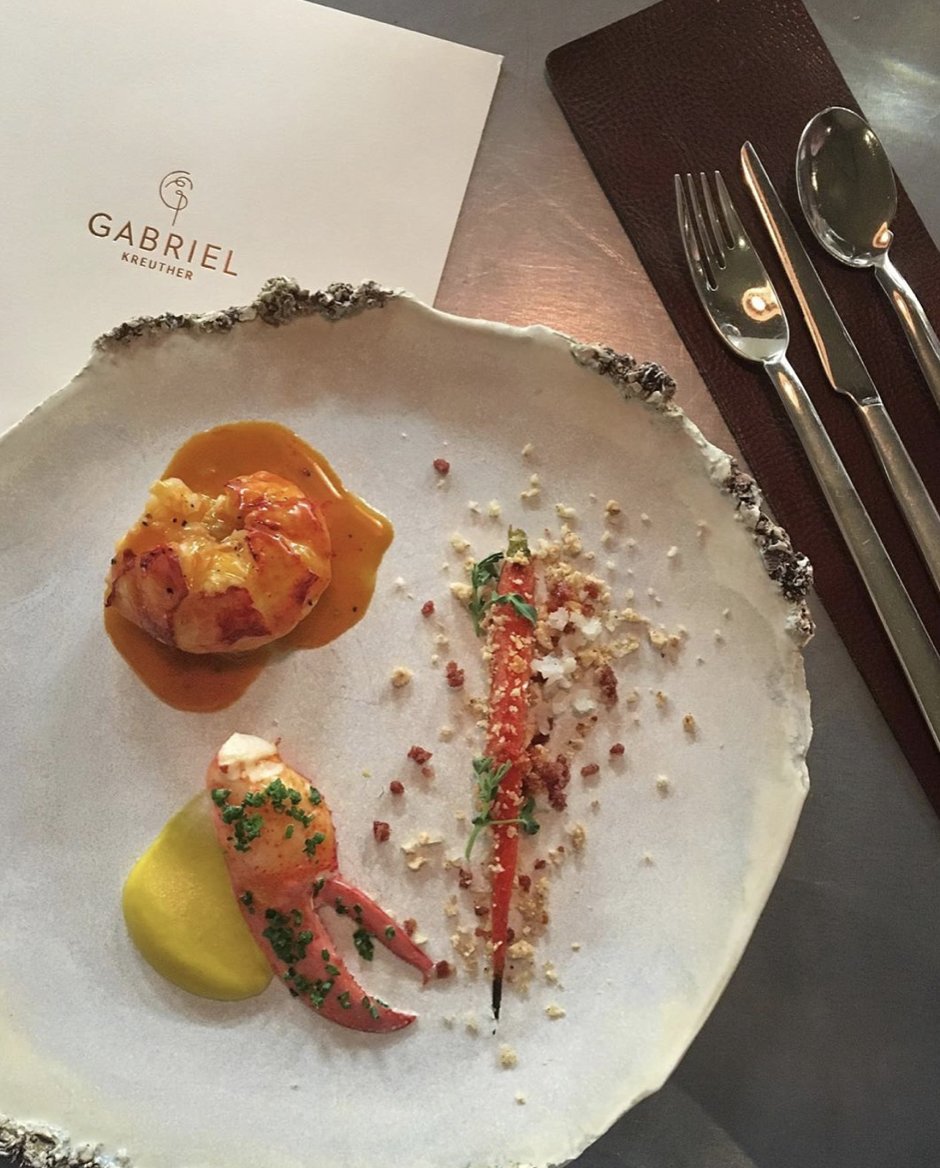 WalkingMatters's tweet photo. Beautiful photo by @GreedyAndLovely taken at the @GabrielKreuther  restaurant, showing beautiful autumn colours and @vera_pure  MoonLashes silverware! 🧡⁠⠀
#TabletopMatters
#verapure #gabrielkreuther #relaischateaux #truecooks #chefs #finedininglovers https://t.co/tlwfs7jDz3