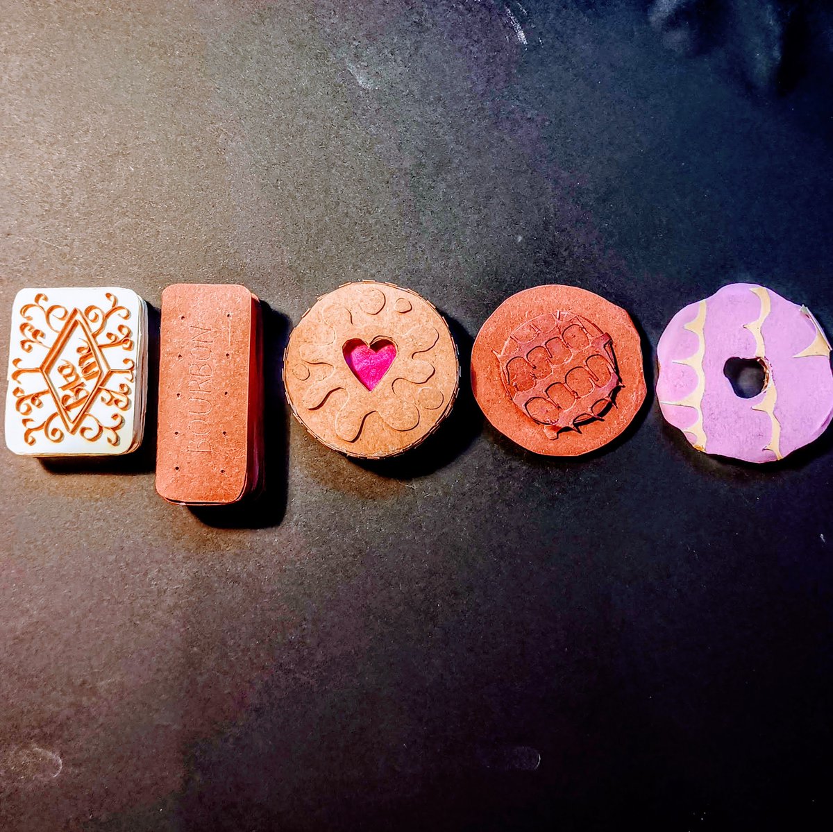 I made biscuits :-)
#paperart #cardboardartist #teaandbiscuits #custardcream #isajaffacakeacake #jammiedodger #partyring #bourbonbiscuit #Creative #creativeindustries #makeitso #makeitsocreations makeitsocreations.co.uk/recent-projects