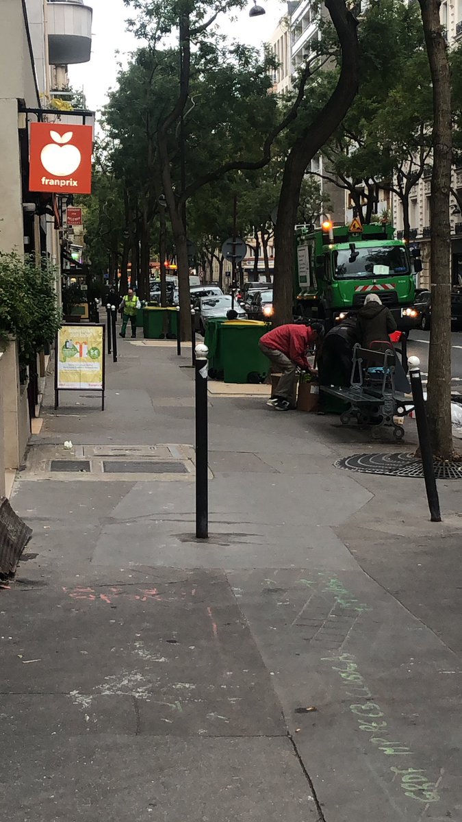 BoosterLani's tweet photo. Le #framprix du 108 avenue du général Michel Bizot 75012 continue a jeter de la nourriture dans des poubelles 
sur cette photo des personnes démunies essayent de récupérer des denrées encore consommables avant le passage des éboueurs que peut on faire? @TooGoodToGo_Fr #honte https://t.co/qK2n0SIWys