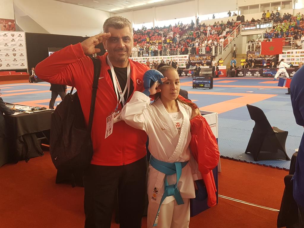 Günün üçüncü finali Müşerref Özdemir'den. Yarı finalde Kazak rakibi Yerdaulat'ı 4-2 yenen Özdemir, ümit kızlar kumite 47 kiloda şampiyonluk maçına çıkma hakkı kazandı. #karatesantiago2019