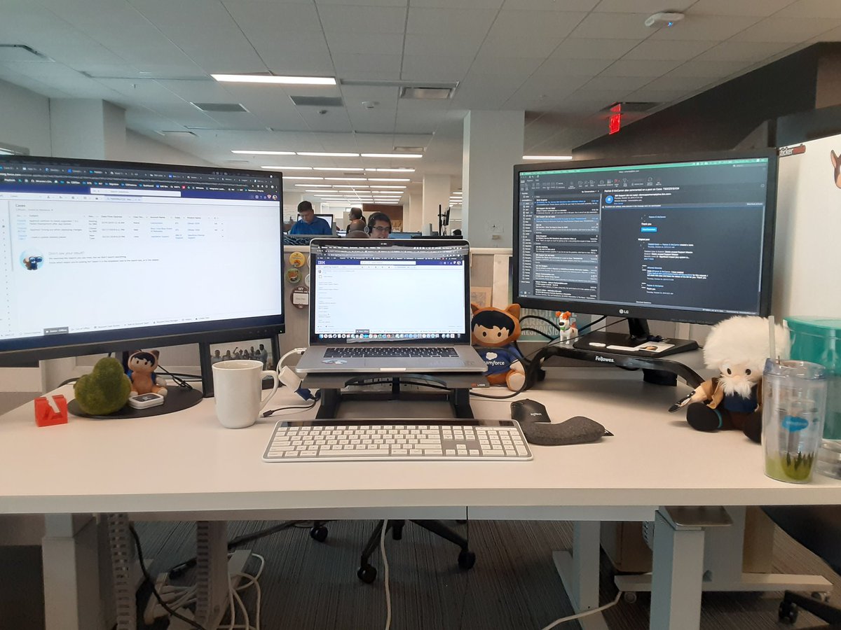 happyadmin's tweet image. Loving the third monitor! #awesomeadmin #happyadmin  🤗