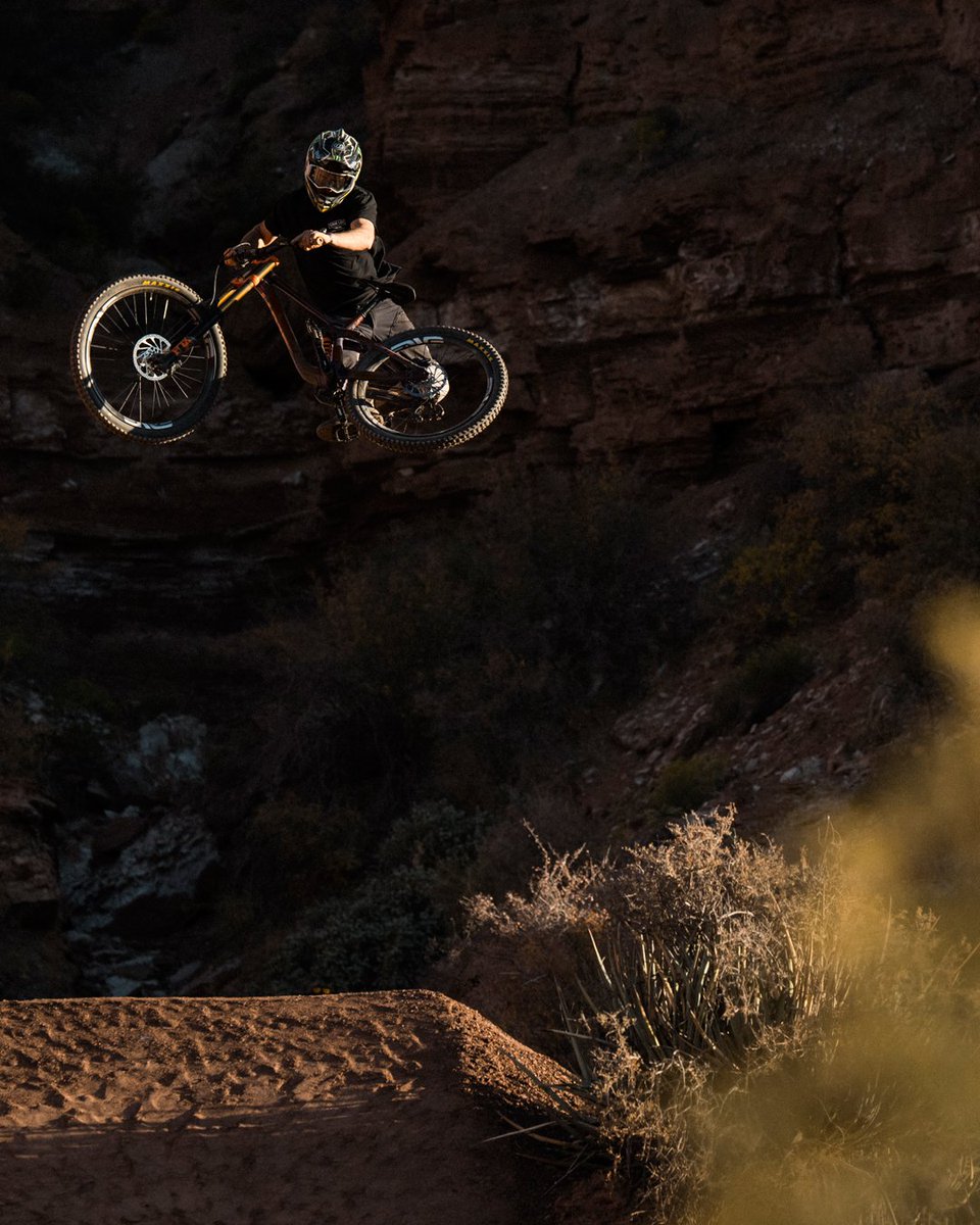 Brendan Faiclough gettin’ a hit in or two in between putting the finishing touches on his #Rampage line.
#NOSHORTCUTS #SCOTTbikes #SCOTTgambler #RedBullRampage #rampage2019