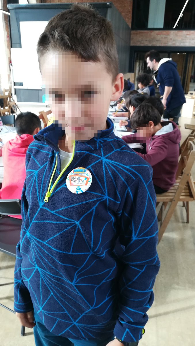 LibrerosBURgos's tweet photo. ¡¡Esta mañana hemos disfrutado muchísimo en @LaEstacionBur gracias a los talleres para coles de BAMF!2 "Haz tu propio cómic" y "Humor gráfico" con @IVANSARNAGO y ¡¡¡diseñando super chapas!! Además también hemos podido conocer el espacio de @ubumaker 😍🦸‍♀️

#BAMF2 #BurgosCómicLab https://t.co/SaB7H0mMyK