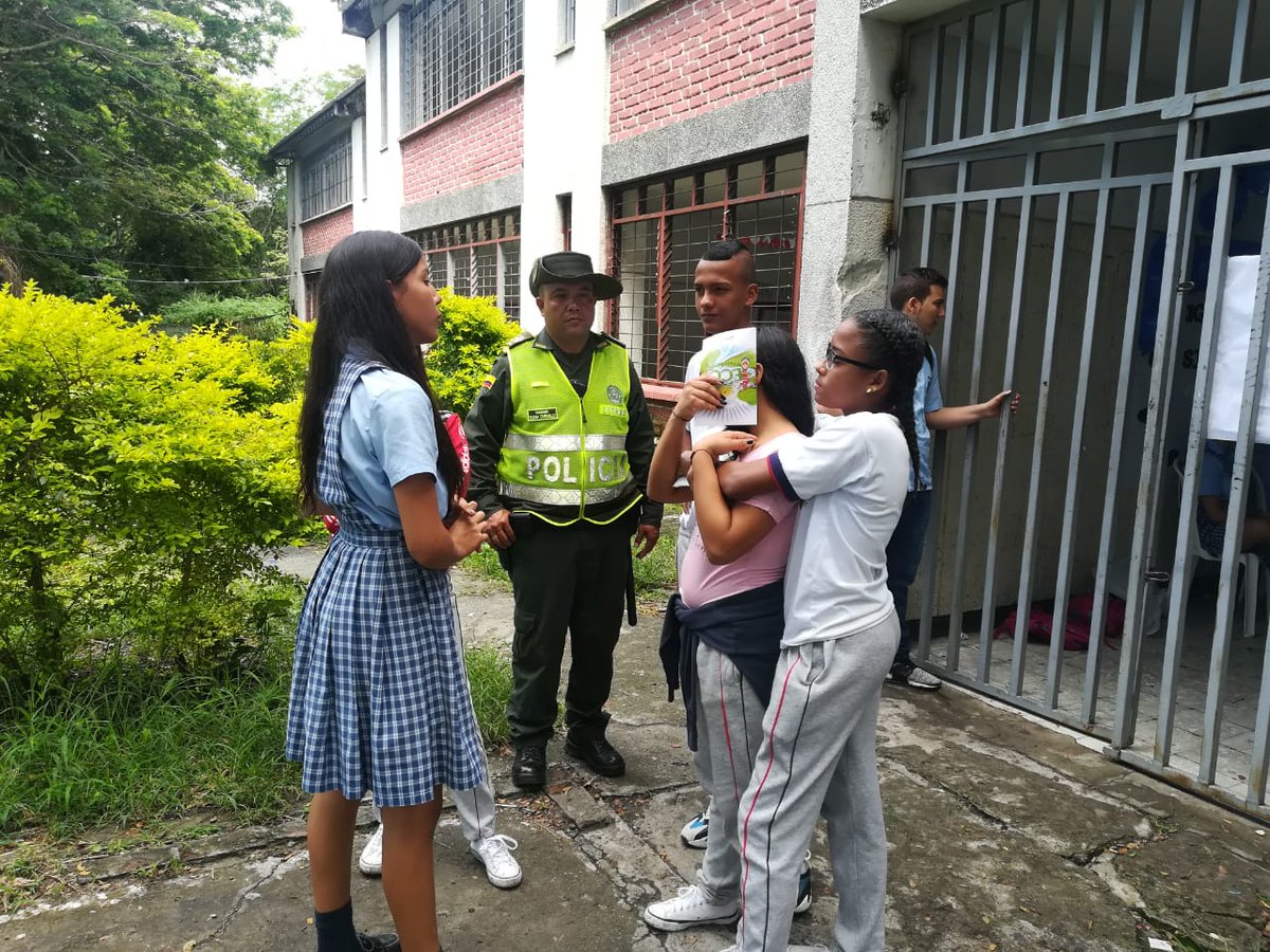Senalalaire's tweet photo. Policía Ambiental y Ecológica participó en la Feria Ambiental de #ZarzalValle, organizada por la Institución Educativa Simón Bolívar, con asistencia del grupo juvenil Amigos de la Naturaleza y empresa de Aseo Veolía.
#YoProtejoLaTierra https://t.co/qg75pXaXTn