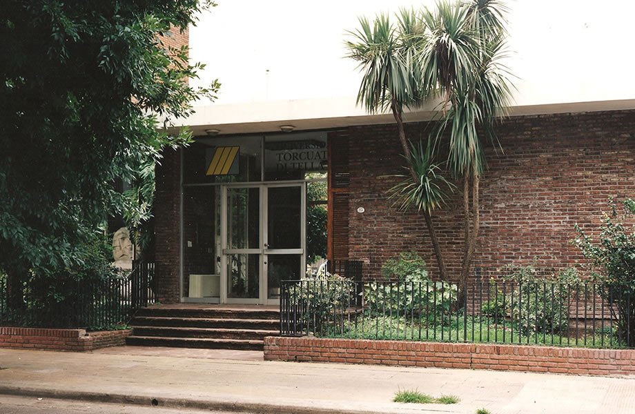Entrada a la Universidad Torcuato Di Tella.  Miñones 2177. Funcionó allí entre 1993 y 2012.