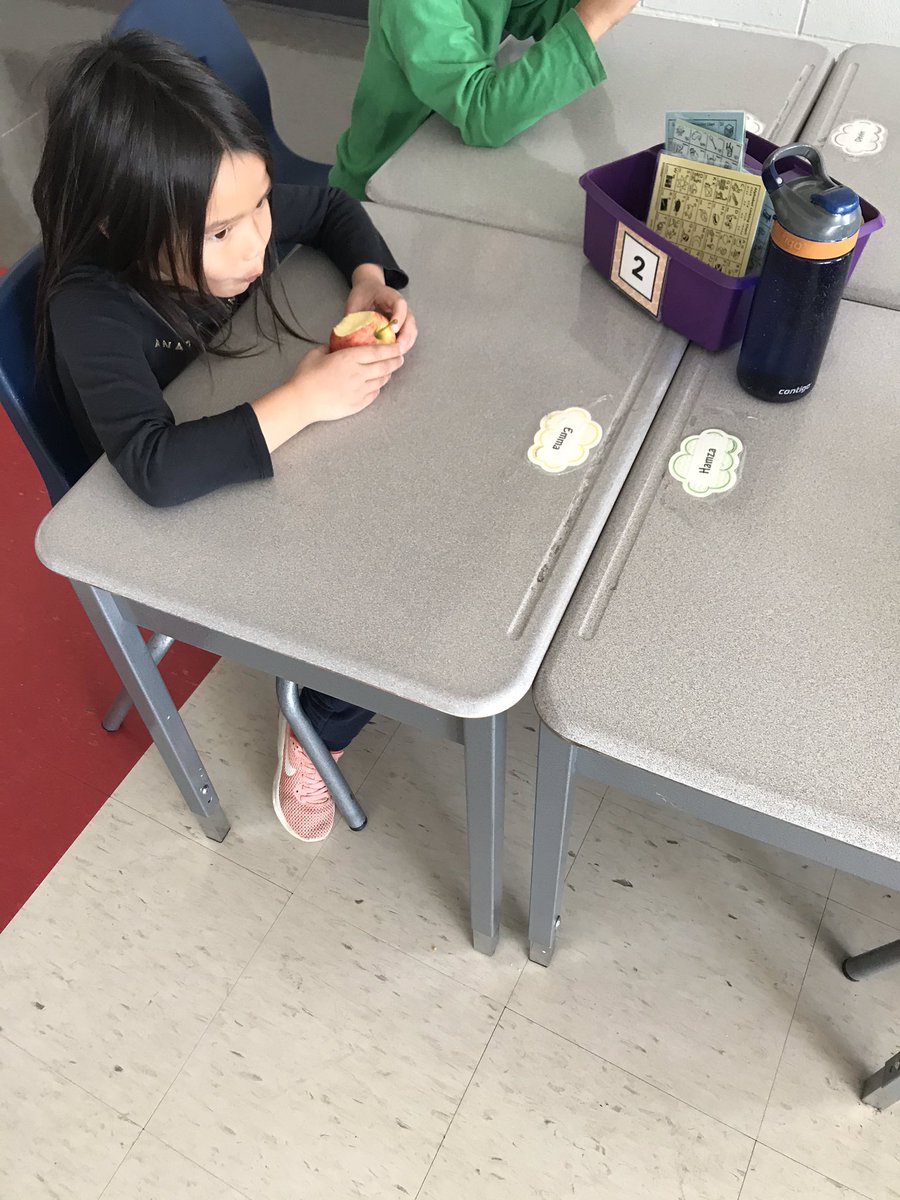 class_brunetti's tweet image. Enjoying apples during the whole schools Big Crunch event!