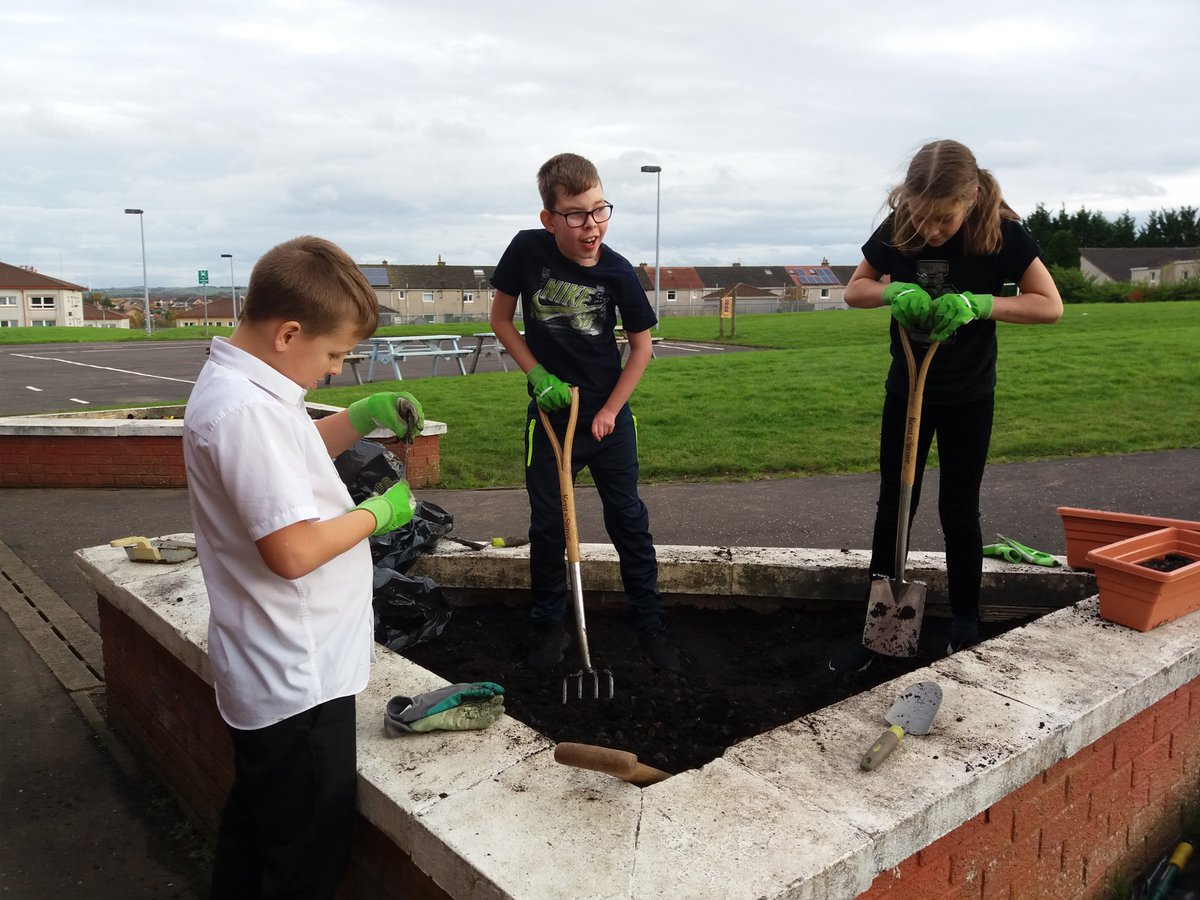 ToniGPASP's tweet photo. @ShawheadPS Garden group hard at work preparing their ground for their winter and spring bulbs well done everyone. https://t.co/PX6bybWRJQ