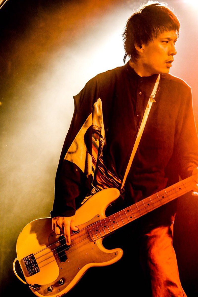 diddlediddle530's tweet photo. アルカラのベース下上さんがツアー中に00〇〇のツインシャツを着用してます！との事で何枚か画像頂きました☺️
photo  by 新倉映見
Instagram @myt_dam13
いつも本当にありがとうございます！ https://t.co/COQM6ew0fA