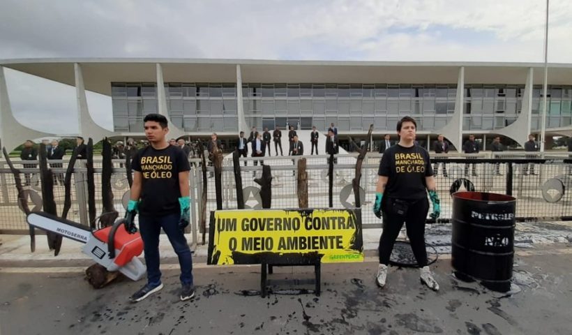 Ligarj's tweet photo. Guerra de Ódio: omissão de Bolsonaro contra poluição de petróleo é arma de guerra contra o povo nordestino. https://t.co/H41bUBjQNl https://t.co/GAXKF0lFkW