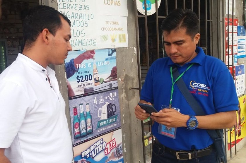 CNEL_EP's tweet photo. #Milagro | Inicia campaña puerta a puerta para actualizar datos de los clientes, a fin de contar con más canales de comunicación donde se les informe de manera más efectiva sus consumos mensuales, servicios y acciones importantes en beneficio del cliente.

#EnergíaSustentable https://t.co/vGfkPqVrLF
