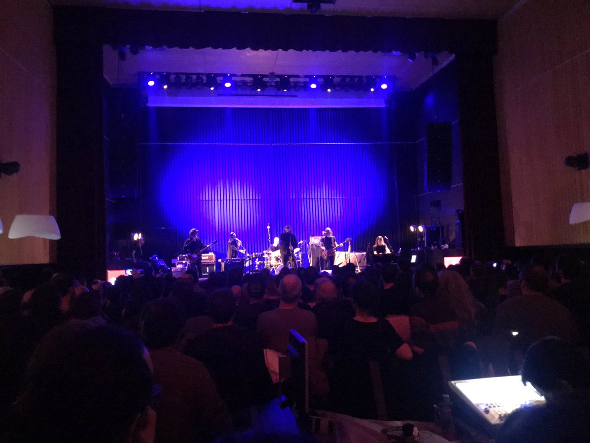 La <a href="/SalaCapitol/">Sala Capitol</a> llena para recibir a <a href="/marklanegan/">mark lanegan</a> y su banda. Más en forma que nunca, y en plena expansión sonora. Esto solo lo consigue <a href="/american_autumn/">AmericanAutumn SON Estrella Galicia</a> 🍂#SONEGLive🍻