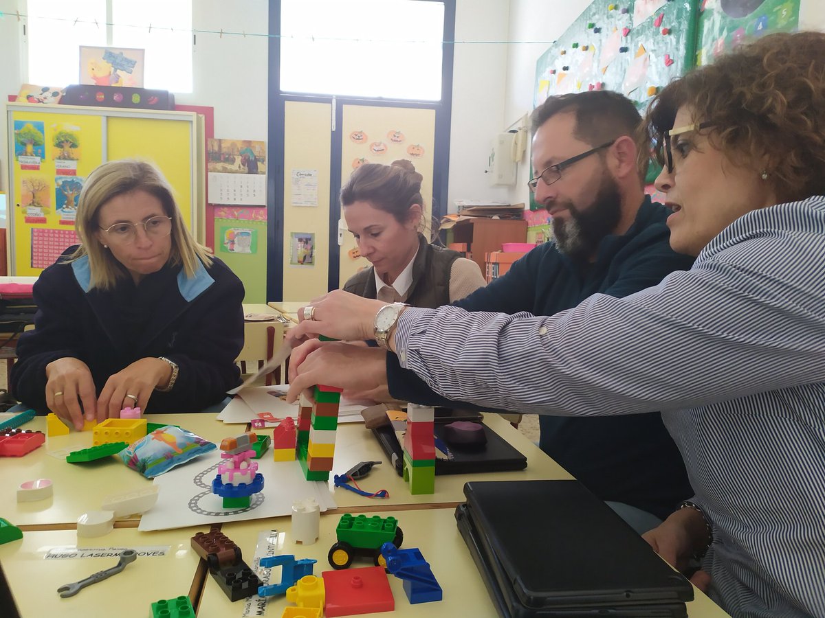 En el @ColeRemedioSC ya se han subido al tren de #CodingExpress de #LEGO para completar su propuesta de robótica infantil. Los alumnos de segundo ciclo aprenderán habilidades básicas de programación, como secuencias, bucles y condicionales.
#NextSTEAMEdelvives #robóticaEdelvives 