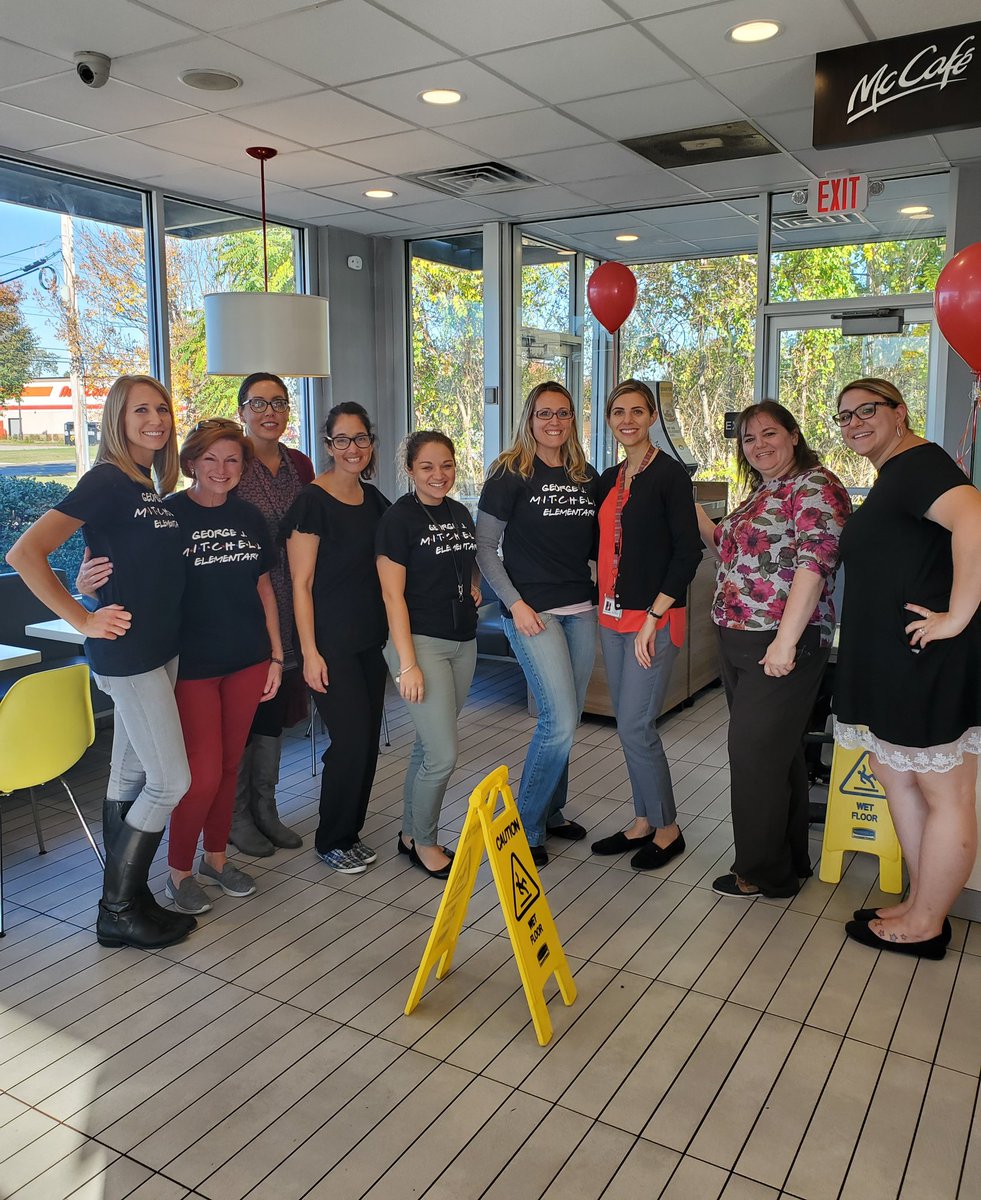 LEHSDMath's tweet photo. The GJM McTeachers Night crew 🍔🍟🥤😊! #LEHSD @SenoraLit @dcuchinello @MissFinke @dreamsiklz @MrsNatoli @clelandjoann @IovineAriella @deniese_guinan https://t.co/oXHosemLCG