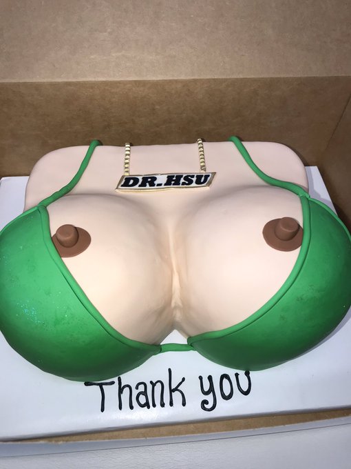 1 pic. I got my surgeon a Boob Cake to show my thanks for the new boobies ? https://t.co/VaespJL5b5