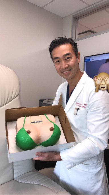 2 pic. I got my surgeon a Boob Cake to show my thanks for the new boobies ? https://t.co/VaespJL5b5