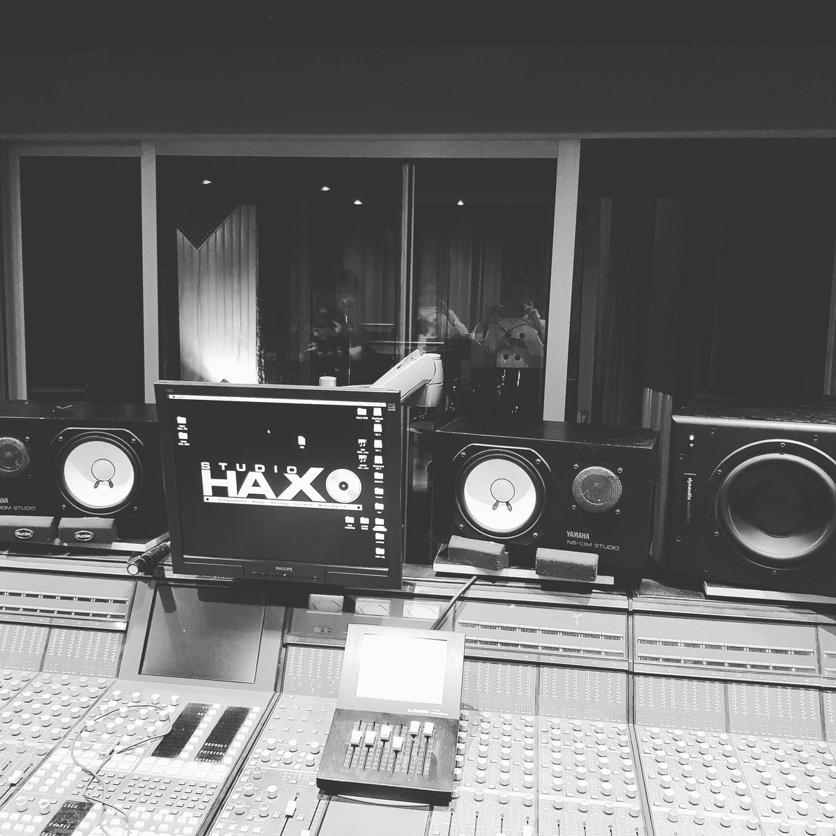 CarolyneKiss's tweet photo. Mixage de mon 1er titre en anglais au studio haxo ce soir #haxostudio#  Merci David ! https://t.co/R72q2hsm85