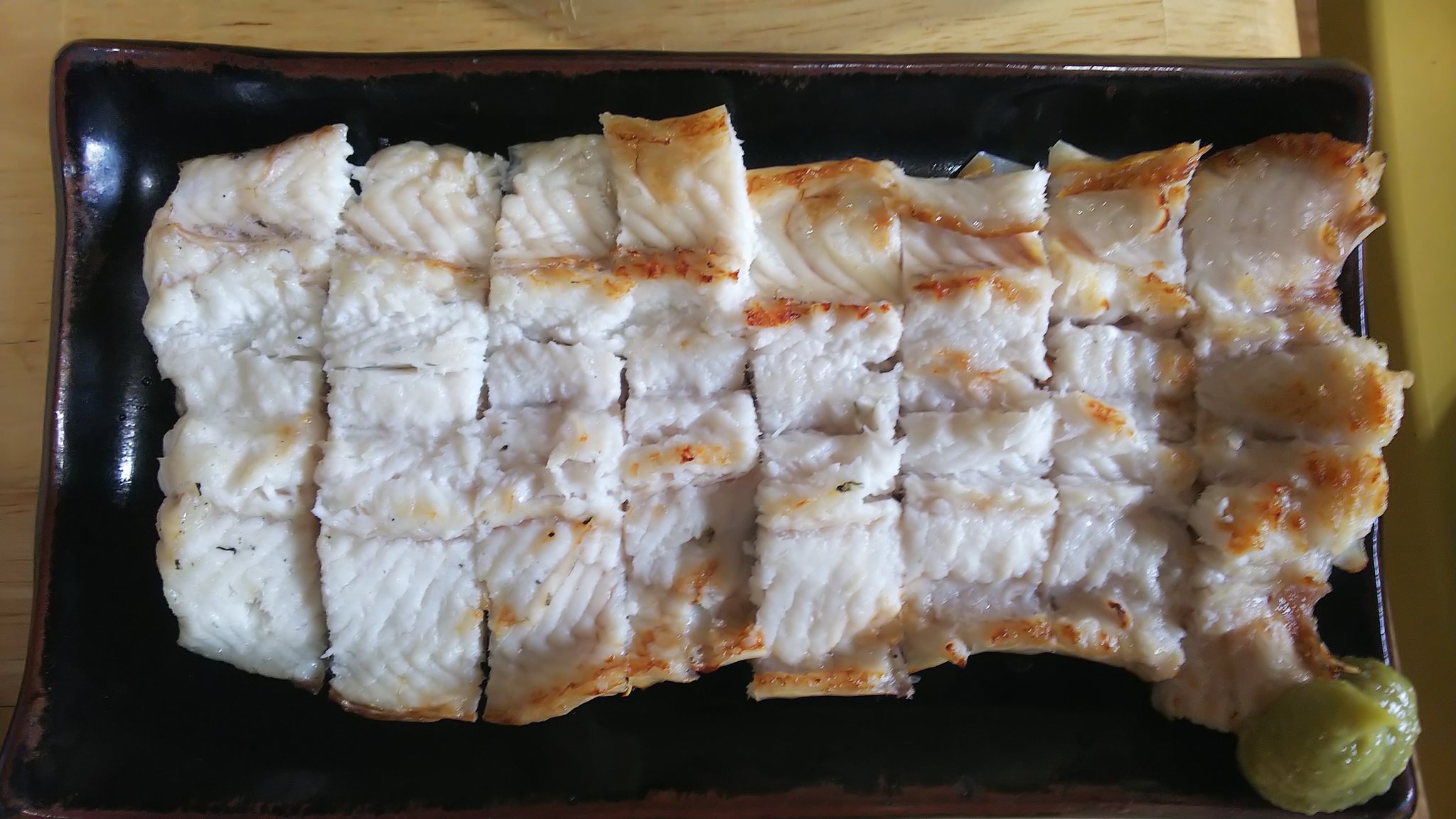 Tommy3 このあいだ食べた穴子の白焼き きちんと血抜きしてあるので 有毒な刺身でも食べられます もちろん熱々なのをワサビ醤油で食べるのが美味しいのですが 冷めても美味しいのが素晴らしい 津本式 穴子 白焼き T Co Erwsfza7be Twitter