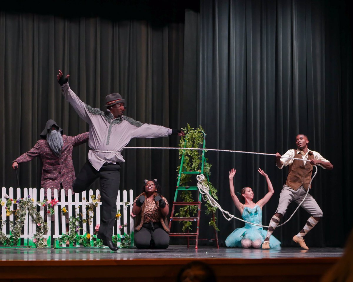 NewBalletEns's tweet photo. Scenes from yesterday’s Peter and the Wolf school show! Thank you @DeltaARTS1 for coordinating this performance! We had so much fun with the all first graders of the West Memphis School District! #DeltaARTS #MatineeSeries https://t.co/oGaHfSqWF8