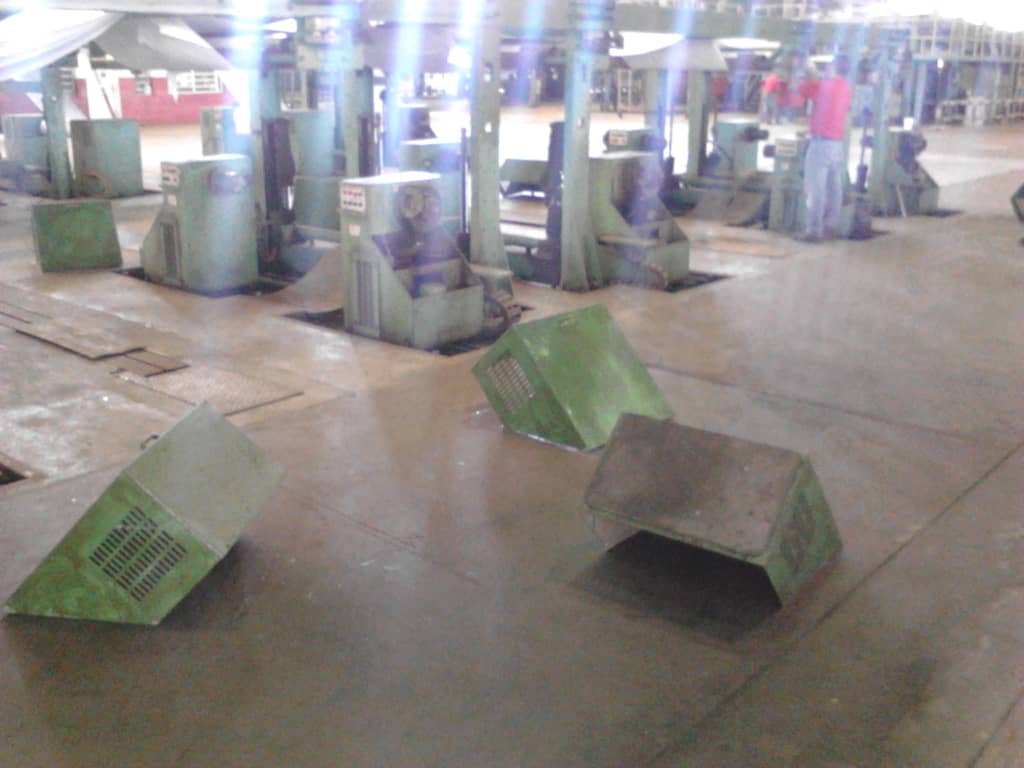 InvepalOficial's tweet photo. ¡SEGUIMOS TRABAJANDO! Clase obrera productiva realizó mantenimiento mecánico a máquinas de #Invepal. Con el apoyo del personal de resmilla en Planta Molinos Morón se efectuó reparación en frenos del debobinador 4 y en la máquina resmilladora 2. #VenezuelaSolidaria https://t.co/OnTdCs1JTn