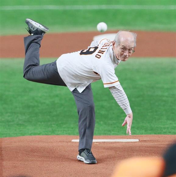 BryanAGraham's tweet photo. I can't get over the beautiful form of 71-year-old Akira Yoshino, newly minted Nobel laureate in chemistry, throwing out the first pitch before Game 3 of the Japan Series at the Tokyo Dome this week. https://t.co/U4GXJKx7JC https://t.co/zlEz3jIAnZ