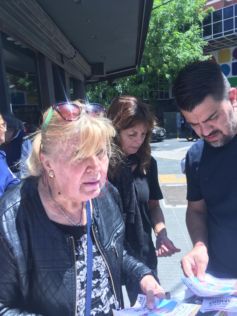 DipGarayalde's tweet photo. 1️⃣ Gran trabajo del @EquipoGarayalde en la 13 para que @horaciorlarreta gane en primera vuelta #BuenJueves #JuntosPodemosMás @diegosantilli @edumacchiavelli @FelipeMiguelBA @aforchieri @GugaLusto @Maxiferraro  @dgarciavilas https://t.co/0NYndZ92xp