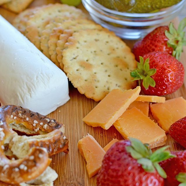 NoFearKitchen's tweet photo. Did you know that in the US, we eat 34 pounds of cheese per person every year? Do you contribute just your share, or do you pick up the slack for someone else?⁠
⁠
#NationalCheeseMonth #cheese https://t.co/bUVJfEw7Db https://t.co/xdIeXjd2cz