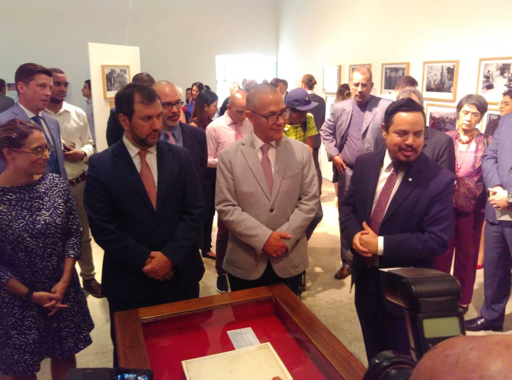 "Ese Bolívar militar, ese genio militar del Libertador, era acompañado por las cualidades de un político visionario. En el Discurso de Angostura, Bolívar proclama la necesidad de que la naciente República se condujera con infinito pulso e infinito tacto" Min. <a href="/VillegasPoljak/">Ernesto Villegas Poljak</a>