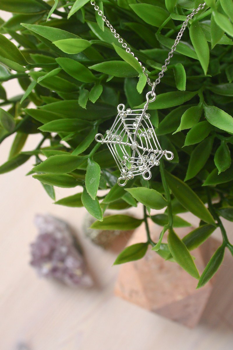 MakeandFable's tweet image. Wire Spider Web Necklace DIY makeandfable.com/2019/10/wire-s…