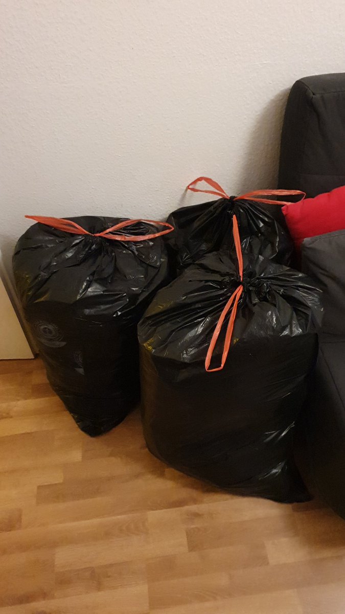 ObiSGD's tweet photo. Einfach mal die Kleiderspende rocken. #hackhilft @felix_lobrecht @TommiSchmitt https://t.co/zDt8OXXiy3