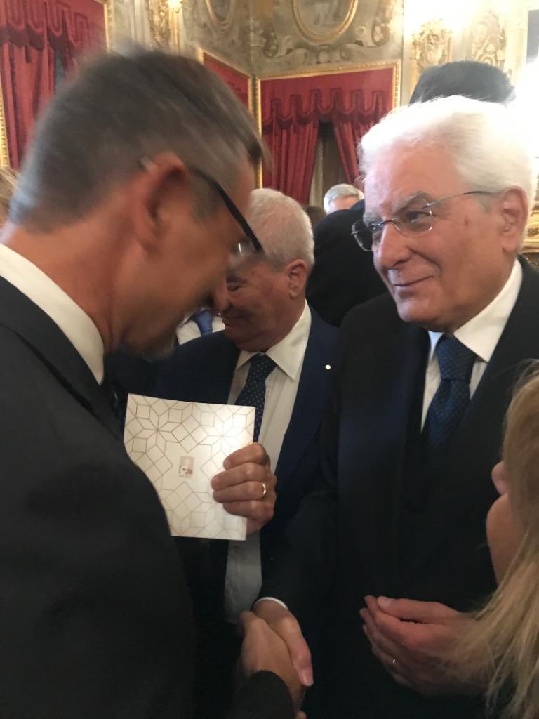 EdoardoBus's tweet photo. Onorato di aver incontrato e parlato con il #Presidente della #Repubblica Sergio #Mattarella in occasione della cerimonia #AIRC al Palazzo del @Quirinale. La #comunicazione #scientifica ha avuto un riconoscimento @brandreporting #comunicarebene https://t.co/t3dF8oExDx