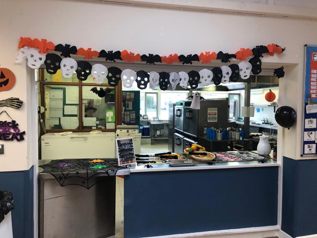 CityKitchenLive's tweet photo. #Spooktacle 🧟‍♀️🧛‍♀️👻 well done to michelle and the team @wilsonstuartsch fantastic Halloween display! #allaboutthekids  @LoveCityserve https://t.co/DwAg2ScLwD