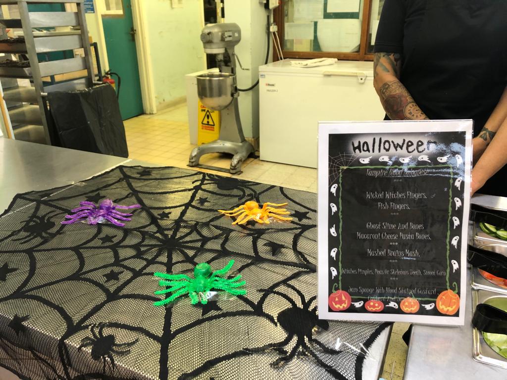 CityKitchenLive's tweet photo. #Spooktacle 🧟‍♀️🧛‍♀️👻 well done to michelle and the team @wilsonstuartsch fantastic Halloween display! #allaboutthekids  @LoveCityserve https://t.co/DwAg2ScLwD