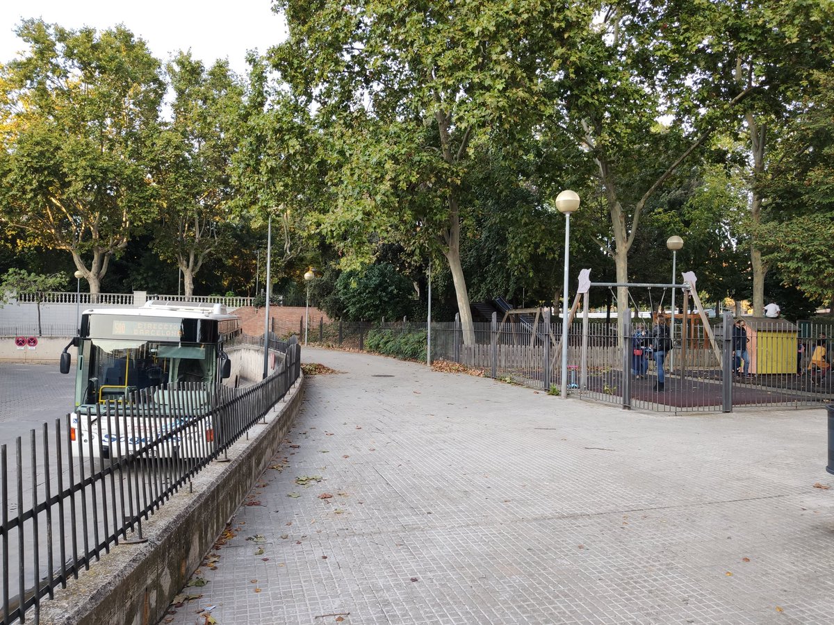 Upupaep's tweet photo. @sacaix @granollers Avui mateix, 18h, el parc plè de nens i nenes i un autobús encès aparcat a menys de 10 metres del parc infantil. Ningú a dins. Els fums de l'autobús els respirem al parc. @granollers https://t.co/01ebHqzMz2