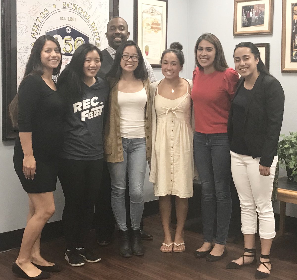 WilliamGideonJr's tweet photo. ⁦@LosNietosSD⁩ students are in good hands with these fabulous hands Health/PE interns. Great job ⁦@PhysEdPerez⁩! #physed #communityhealth #healtheducators https://t.co/RBy7km9ojM