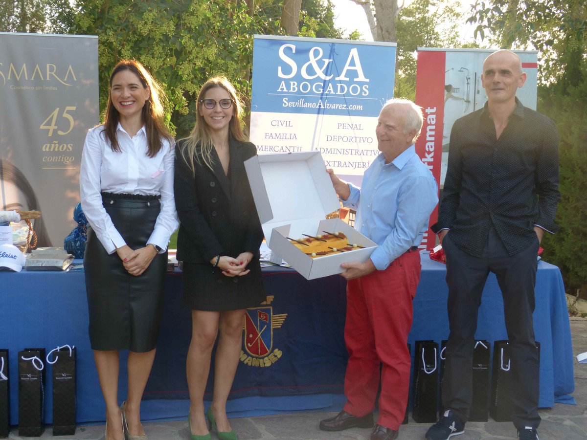 ComunicacionCd's tweet photo. Queremos agradecer a Chocofri, uno de nuestros colaborades del Torneo de Golf S&amp;A Abogados celebrado en @RCGManises  por la aportación de vuestras tartas deliciosas! https://t.co/ZetLrCrv69