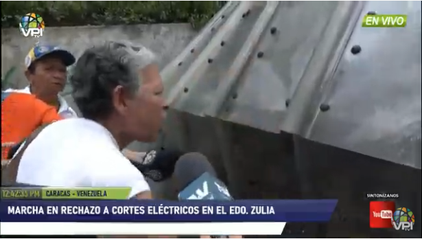 ReporteYa's tweet photo. #24Oct 1:00 pm #SolidariosConElZulia: Manifestantes calificaron de "delincuente" al régimen de Nicolás Maduro y le exigen a los efectivos de seguridad que retiren los escudos y muestren sus rostros. https://t.co/35cNbmVBCm - @VPITV