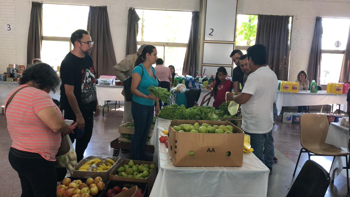 Tenemos este Almacén de Emergencia. De 15 a 17:30,
Centro Padre Hurtado, Paul Harris 1000. Hay pan/verduras/frutas/pañales/legumbres, entre otros. La idea es ayudar lo más posible, por las colas en supermercados. La mayoría de los puestos son de nuestros emprendedores <a href="/LC_Decom/">Desarrollo Comunitario</a>.