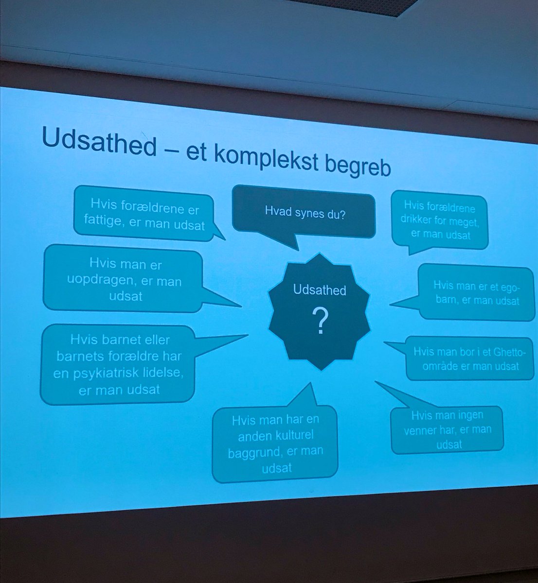 nubudk's tweet photo. Vi diskuterer indikationer på ressourcer og udsathed blandt skolebørn på NUBU Forskningstræf. Her eksempler fra Lars Ladefogeds empiri @UclDk @DPUAarhusUni #nubuft19 #folkeskolen #udsathed #phudd #dkforsk https://t.co/PwsLq6sVxn