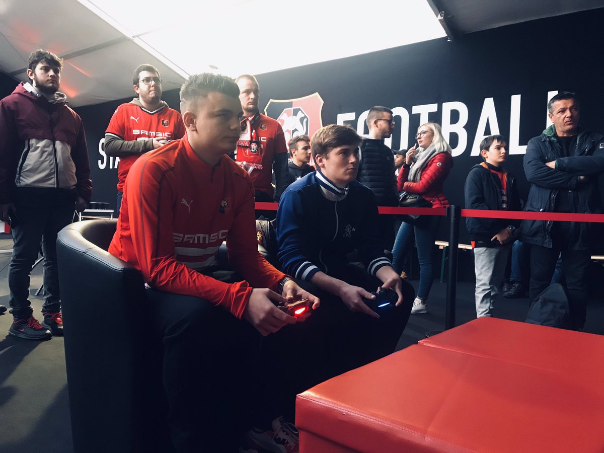 staderennais's tweet photo. [#SRFCCLUJ] 

🏟 C’est la #StudentsFest au @RoazhonPark ! 😁 

À cette occasion, venez défier @AkiroFiFa au Village Animations ! 🎮 

#AllezRennes 
#ToutDonner 💪🔴⚫️ https://t.co/JNXqtYs29U