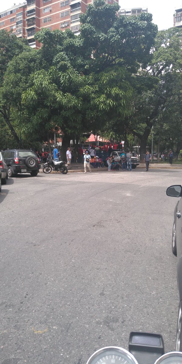 ReporteYa's tweet photo. #24Oct 1:00 PM #SolidariosConElZulia En la Av. Sánz de El Marqués no hay paso en ambos sentidos cierre por autoridades.
https://t.co/DzdTGoNMOu - @chacho1286