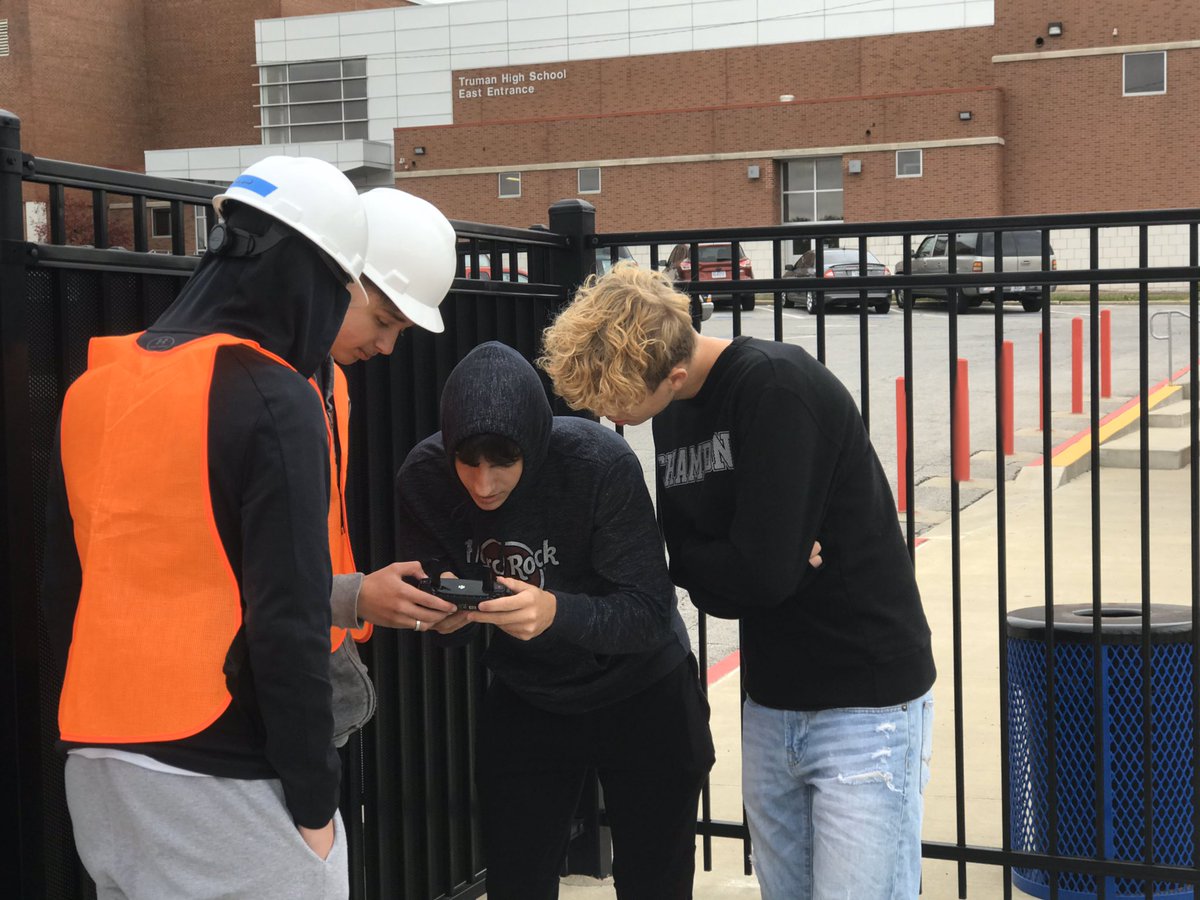 Mr_Jones_Math's tweet image. Drone PBL with @MrAStarek’s Photo Class. #drones #realworld #photo @THSPatriots